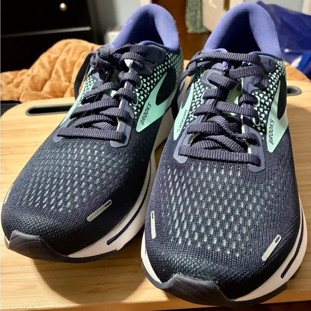 Brooks Women's Sneakers - Navy and Mint